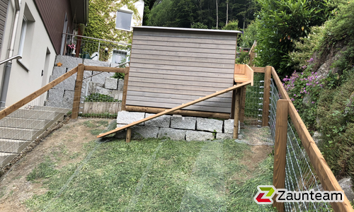Knotengitter Torus, engmaschig mit Lärchenkantpfosten braun wurde in Bühler von Zaunteam Appenzellerland, Wasserauen im Jahr 2018 erstellt.