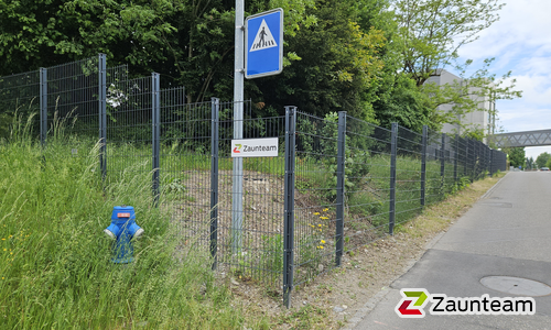 Doppelstabmatten leicht vorverzinkt und anthrazit beschichtet mit Pfosten 60 x 40 mit Abdeckleisten einbetoniert wurde in Wohlen von Zaunteam Aargau, Egliswil im Jahr 2026 erstellt.