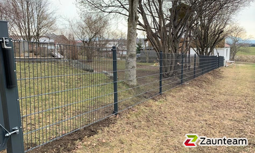 Doppelstabmatten schwer vorverzinkt und anthrazit beschichtet mit Pfosten 60 x 40 mit Bügel einbetoniert wurde in Haldenwang von Zaunteam Allgäu, Bad Hindelang - Unterjoch im Jahr 2022 erstellt.