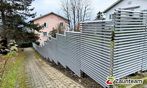 WPC Sichtschutz Diverse wurde in Erlenbach von Zaunteam Zürich Oberland, Gutenswil im Jahr 2024 erstellt.
