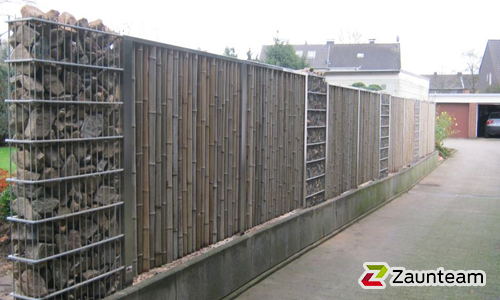 Sichtschutz Bambus Chiang-Mai / Stahlpfosten mit Edelstahlabdeckung einbetoniert wurde in Oberhausen von Zaunteam Hohe Mark, Hamminkeln im Jahr 2010 erstellt.