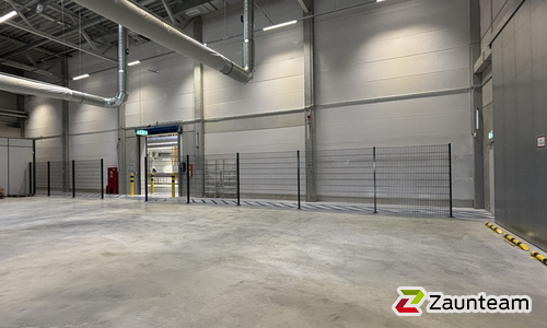 Doppelstabmatten schwer vorverzinkt und anthrazit beschichtet mit Pfosten 40x60 mit Abdeckleistenmit Fussplatte wurde in Koblenz von Zaunteam Koblenz, Winningen im Jahr 2025 erstellt.