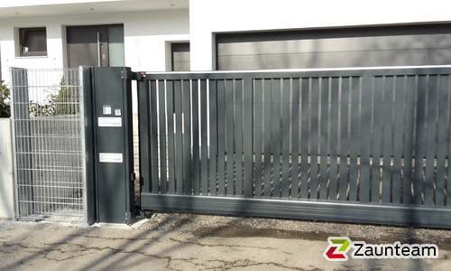 Schiebetor Aluminium wurde in Jenbach von Zaunteam Tirol Unterland, Schwoich im Jahr 2015 erstellt.