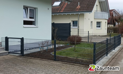 Doppelstabmatten schwer feuerverzinkt und anthrazit beschichtet mit Pfosten 60 x 40 mit Abdeckleisten einbetoniert wurde in Wutöschingen von Zaunteam Granacher, Lauchringen im Jahr 2025 erstellt.