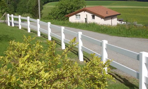 Horserail mit Kunststoffpfosten vierkant weiss einbetoniert wurde in Sommentier von Swissclôture Gruyère, Sommentier erstellt.