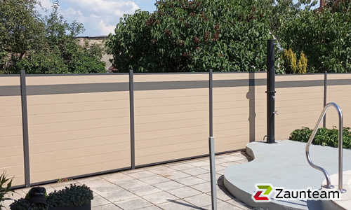 System WPC Sichtschutz, Classic mit Alupfosten einbetoniert wurde in Osternieneburger Land von Zaunteam Fläming, Coswig im Jahr 2025 erstellt.