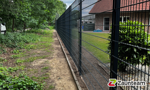 Doppelstabmatten schwer vorverzinkt und anthrazit beschichtet mit Pfosten 60 x 40 mit Abdeckleisten einbetoniert wurde in Sassenberg von Zaunteam Osnabrücker Land, Belm im Jahr 2022 erstellt.