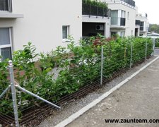 Drahtzaun verzinkt mit Rohrpfosten verzinkt CH einbetoniert wurde in Frauenfeld von Zaunteam Thurgau AG, Felben im Jahr 2013 erstellt.