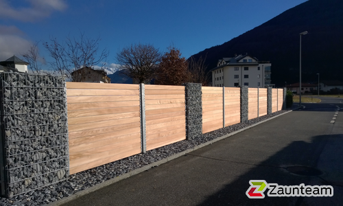 Holz Sichtschutz wurde in Gampel von Zaunteam Wallis, Niedergesteln im Jahr 2014 erstellt.