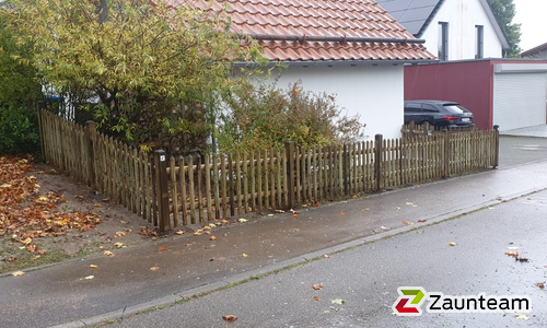 Palisaden mit Lärchenkantpfosten braun wurde in Amstetten von Zaunteam Ulm, Lonsee im Jahr 2025 erstellt.