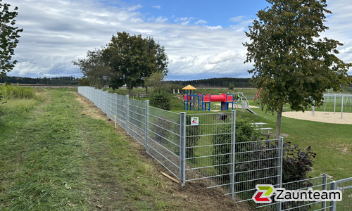 Doppelstabmatten schwer verzinkt mit Pfosten 40x60 verzinkt mit Abdeckleisten einbetoniert wurde in Walchshofen von Zaunteam Schwaben-Nord, Todtenweis im Jahr 2024 erstellt.