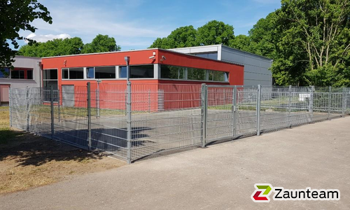 Doppelstabmatte schwer verzinkt mit Pfosten Vario verzinkt einbetoniert wurde in Leipzig von Zaunteam Leipzig, Leipzig im Jahr 2022 erstellt.