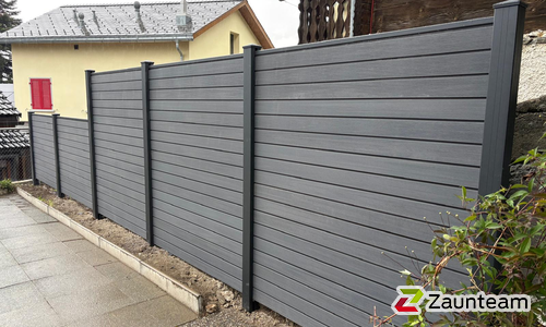 BPC Sichtschutz Eldrum Aluminiumpfosten 90 x 90 mm einbetoniert wurde in Leuk-Stadt von Zaunteam Wallis, Niedergesteln im Jahr 2026 erstellt.