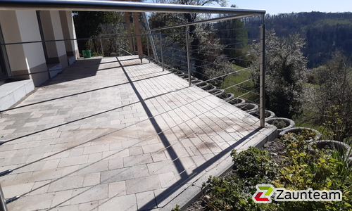 Drahtseilzaun mit Edelstahlpfosten einbetoniert wurde in Küssaberg von Zaunteam Granacher, Lauchringen im Jahr 2021 erstellt.