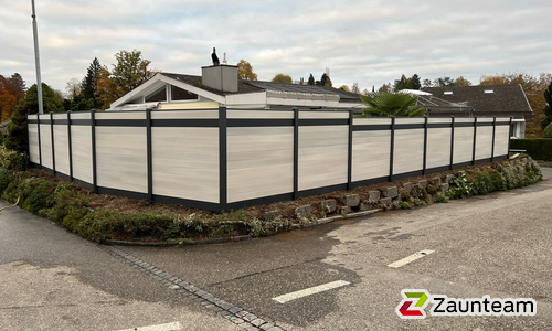 System WPC Sichtschutz, Classic mit Alupfosten einbetoniert wurde in Aarwangen von Zaunteam Mittelland, Bützberg im Jahr 2025 erstellt.