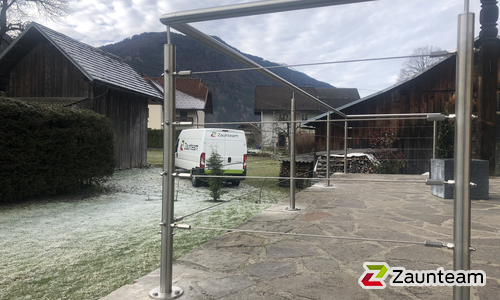 Drahtseilzaun mit Edelstahlpfosten mit Fussplatte wurde in Rattendorf von Zaunteam Kärnten-West-Osttirol, Kirchbach im Jahr 2020 erstellt.