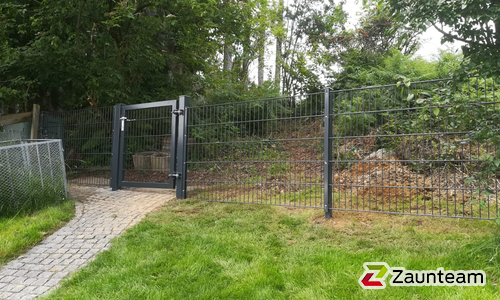 Doppelstabmatten schwer feuerverzinkt und anthrazit beschichtet mit Pfosten 60 x 40 mit Abdeckleisten einbetoniert wurde in Röthenbach von Zaunteam Allgäu, Bad Hindelang - Unterjoch im Jahr 2020 erstellt.