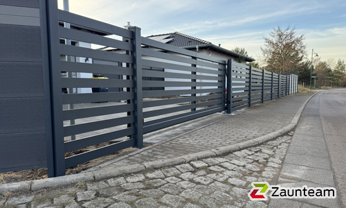 Modern Aluzaun einbetoniert wurde in Bad- Schmiedeberg von Zaunteam Fläming, Coswig im Jahr 2025 erstellt.
