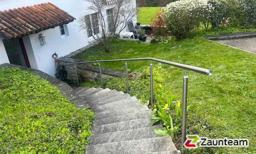 Edelstahl Handlauf geneigt einbetoniert wurde in Meilen von Zaunteam Zürich Oberland, Gutenswil im Jahr 2024 erstellt.