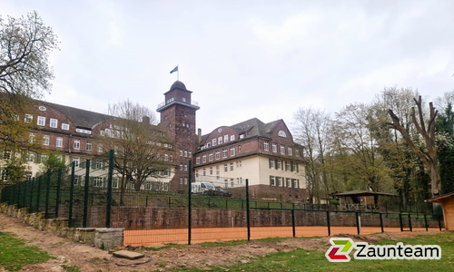 Doppelstabmatten schwer feuerverzinkt und anthrazit beschichtet mit Pfosten 60 x 40 mit Abdeckleisten in Aussparung wurde in Holzminden von Zaunteam Weser-Leine, Salzhemmendorf im Jahr 2025 erstellt.