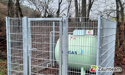 Doppelstabmatten schwer verzinkt mit Pfosten 40x60 verzinkt mit Abdeckleisten einbetoniert wurde in Schneeberg /Unterfranken von Zaunteam Westfranken, Eichenbühl im Jahr 2021 erstellt.