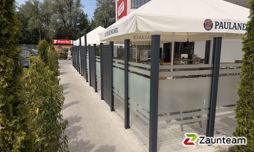 Glas Sichtschutz mit vierkant Aluminium-Nutpfosten einbetoniert wurde in Biberach von Zaunteam Oberschwaben, Obermarchtal im Jahr 2026 erstellt.
