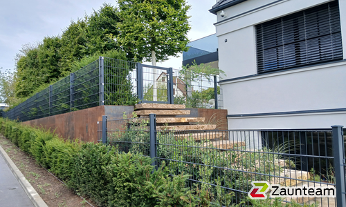 Doppelstabmatten leicht feuerverzinkt und anthrazit beschichtet mit Pfosten 60 x 40 mit Abdeckleisten einbetoniert wurde in Bietigheim-B von Zaunteam Neckar-Enz, Sachsenheim im Jahr 2025 erstellt.