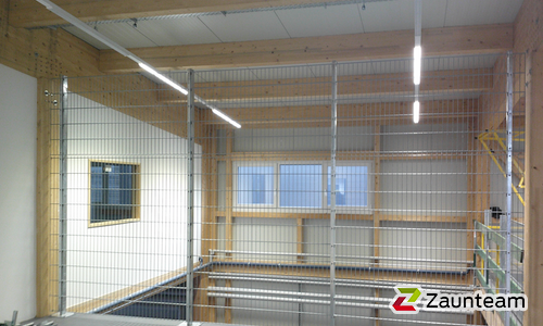 Doppelstabmatten schwer verzinkt mit Pfosten 40x60 verzinkt mit Abdeckleisten mit Fussplatte wurde in Hofstetten von Zaunteam Ammersee, Hofstetten im Jahr 2024 erstellt.