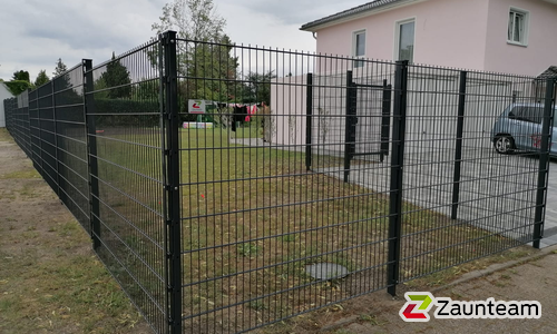 Doppelstabmatten schwer vorverzinkt und anthrazit beschichtet mit Pfosten 60 x 40 mit Abdeckleisten einbetoniert wurde in Dessau-Rosslau von Zaunteam Fläming, Coswig im Jahr 2020 erstellt.