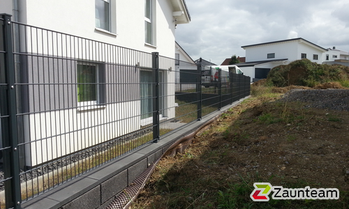 Doppelstabmatten schwer feuerverzinkt und anthrazit beschichtet mit Pfosten 60 x 40 mit Abdeckleistenmit Fussplatte wurde in Neulingen von Zaunteam Neckar-Enz, Sachsenheim im Jahr 2017 erstellt.