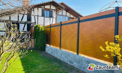 Alu Systemprofil mit Sonderprofilfüllung mit Aluminiumpfosten vierkant 90 x 90mm einbetoniert wurde in St. Antoni von Zaunteam Spahni, Laupen BE im Jahr 2025 erstellt.