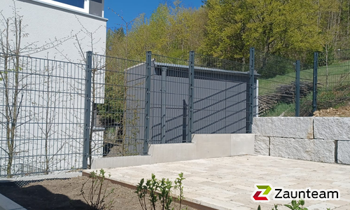 Doppelstabmatten schwer feuerverzinkt und anthrazit beschichtet mit Pfosten 60 x 40 mit Abdeckleisten mit Fussplatte wurde in Tuttlingen von Zaunteam Obere Donau-Bodensee, Sauldorf-Krumbach im Jahr 2026 erstellt.