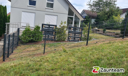 Doppelstabmatten schwer feuerverzinkt und anthrazit beschichtet mit Pfosten 60 x 40 mit Abdeckleisten einbetoniert wurde in Ühlingen-Birkendorf von Zaunteam Granacher, Lauchringen im Jahr 2021 erstellt.