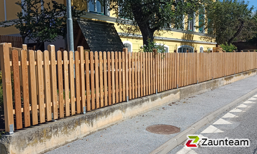 Lärchenzaun gerade mit Lärchenvierkantpfosten 90x90 wurde in Kumberg von Zaunteam Oststeiermark, Grafendorf bei Hartberg im Jahr 2023 erstellt.