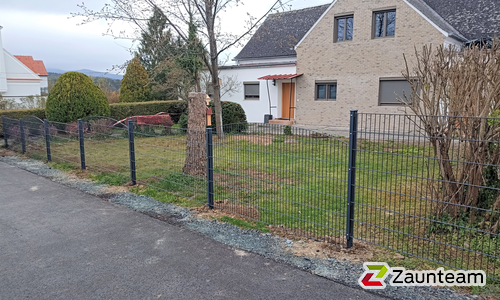 Deko-Doppelstabmatten Schwerin anthrazit mit Pfosten 40x60 anthrazit mit Abdeckleisten einbetoniert wurde in Stadtschlaining von Zaunteam Oststeiermark, Grafendorf bei Hartberg im Jahr 2023 erstellt.