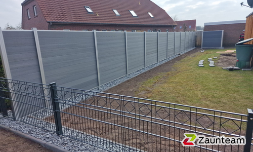 System WPC Sichtschutz, Classic mit Alupfosten einbetoniert wurde in Emden von Zaunteam Ostfriesland, Südbrookmerland im Jahr 2025 erstellt.