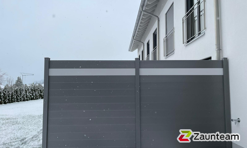 Alu Systemprofil in anthrazit mit Aluminiumpfosten vierkant 90 x 90 mm in Aussparung wurde in Obergünzburg von Zaunteam Allgäu, Bad Hindelang - Unterjoch im Jahr 2023 erstellt.
