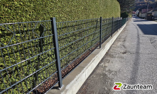 Deko-Doppelstabmatten Stuttgart anthrazit mit Pfosten 40x60 anthrazit mit Abdeckleisten mit Fussplatte wurde in Arnoldstein von Zaunteam Kärnten-Mitte, Arnoldstein im Jahr 2025 erstellt.