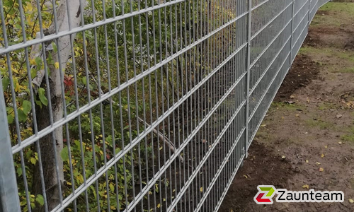 Doppelstabmatten schwer verzinkt mit Pfosten 40x60 verzinkt mit Abdeckleisten einbetoniert wurde in Breitenfurt von Zaunteam Wienerwald, Unter-Oberndorf im Jahr 2023 erstellt.