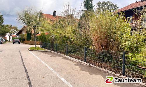 Doppelstabmatten schwer feuerverzinkt und anthrazit beschichtet mit Pfosten 60 x 40 mit Abdeckleisten einbetoniert wurde in Immenstadt von Zaunteam Allgäu, Bad Hindelang - Unterjoch im Jahr 2024 erstellt.