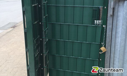 Doppelstabmatten leicht feuerverzinkt und grün beschichtet mit Pfosten 60 x 40 mit Abdeckleisten einbetoniert wurde in Lübbecke von Zaunteam Kischkel, Lübbecke im Jahr 2014 erstellt.