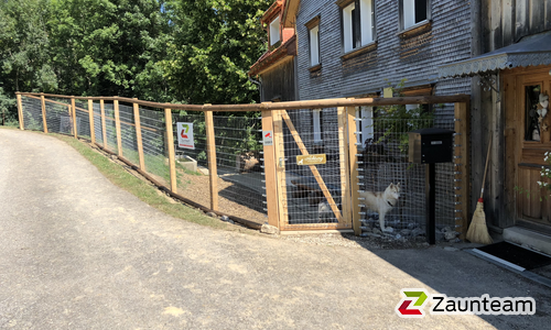 Knotengitter Torus, weitmaschig mit Robinienpfosten vierkant wurde in Urnäsch  von Zaunteam Appenzellerland, Wasserauen im Jahr 2018 erstellt.