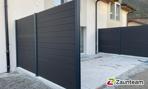  WPC Sichtschutz Discrétion / mit Fussplatte wurde in Saxonne von Zaunteam Wallis, Niedergesteln im Jahr 2025 erstellt.