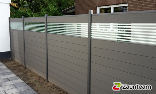 WPC Sichtschutz, grau / Alupfosten Metallgrau wurde von Zaunteam Neuss, Neuss im Jahr 2015 erstellt.