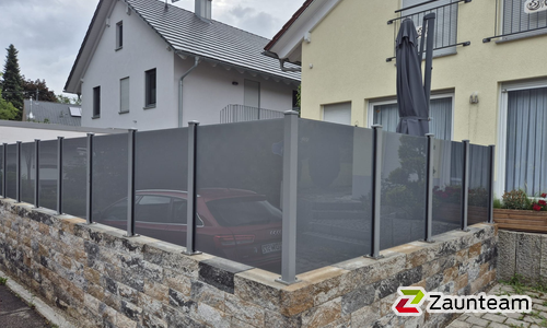 Glas Sichtschutz mit vierkant Aluminium-Nutpfosten mit Fussplatte wurde in Elzach von Zaunteam Breisgau, Waldkirch-Kollnau im Jahr 2025 erstellt.