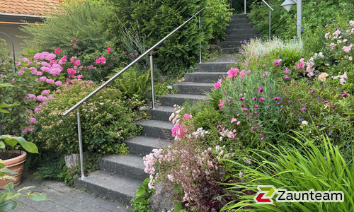 Edelstahl Handlauf geneigt mit Fussplatte wurde in Volketswil von Zaunteam Zürich Oberland, Gutenswil im Jahr 2025 erstellt.
