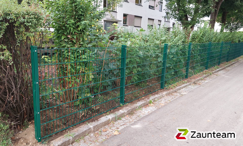 Doppelstabmatten schwer feuerverzinkt und grün beschichtet mit Pfosten 60 x 40 mit Abdeckleisten einbetoniert wurde in Klagenfurt von Zaunteam Kärnten-Ost, Bodensdorf im Jahr 2024 erstellt.