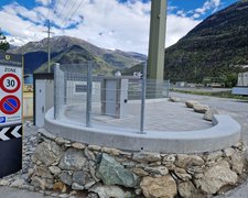 Doppelstabmatten schwer verzinkt mit Pfosten 40x60 verzinkt mit Abdeckleisten mit Fussplatte wurde in Baltschieder von Zaunteam Wallis, Niedergesteln im Jahr 2025 erstellt.