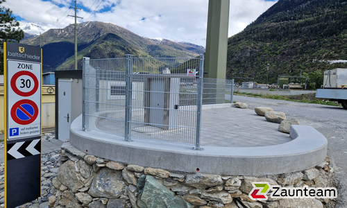 Doppelstabmatten schwer verzinkt mit Pfosten 40x60 verzinkt mit Abdeckleisten mit Fussplatte wurde in Baltschieder von Zaunteam Wallis, Niedergesteln im Jahr 2025 erstellt.