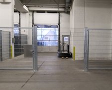 Doppelstabmatten leicht verzinkt mit Pfosten 40x60 verzinkt mit Abdeckleisten mit Fussplatte wurde in Aarau von Zaunteam Aargau, Egliswil im Jahr 2025 erstellt.